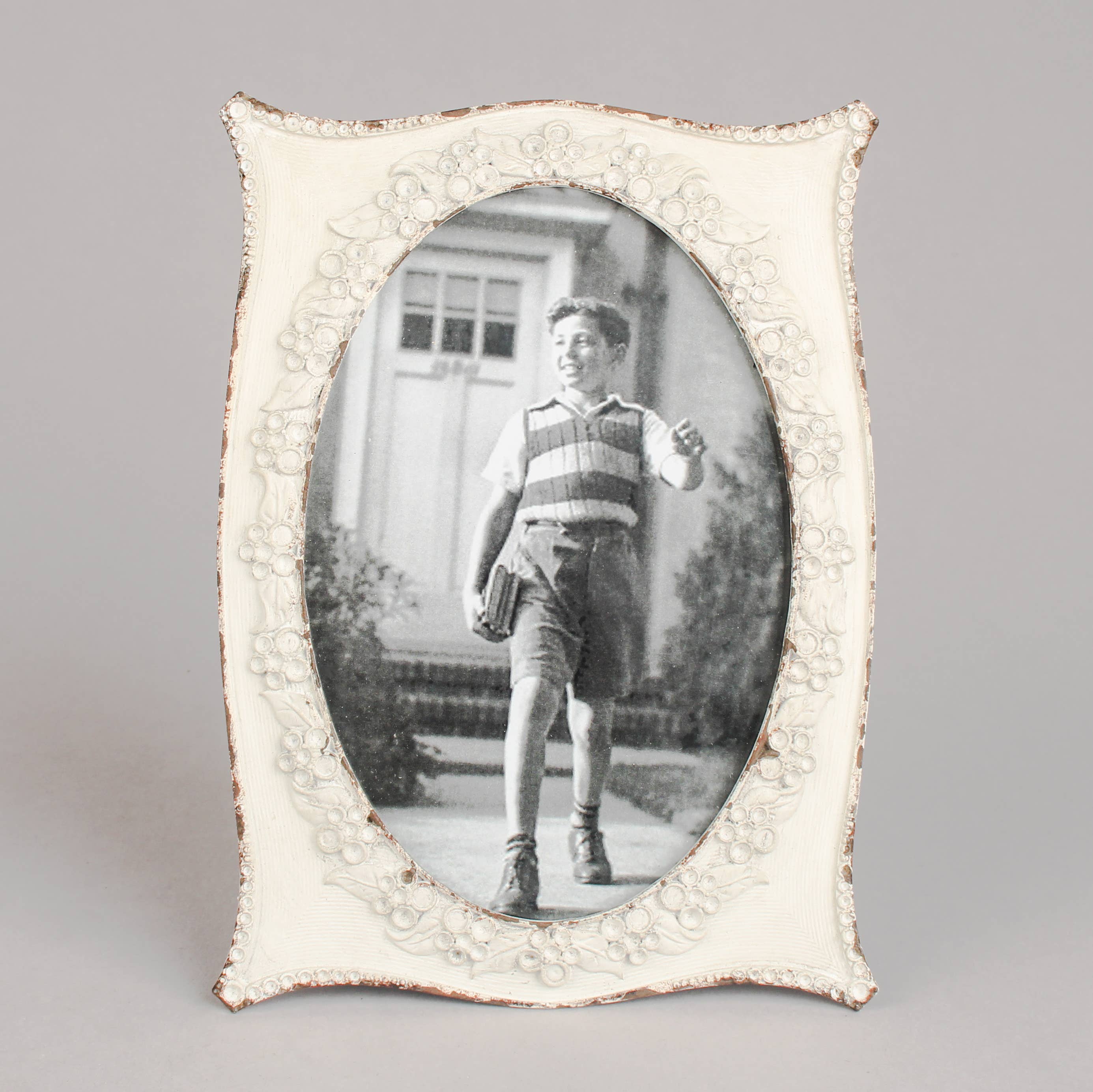 Elegant Floral Embossed Oval Photo Frame – Antique White